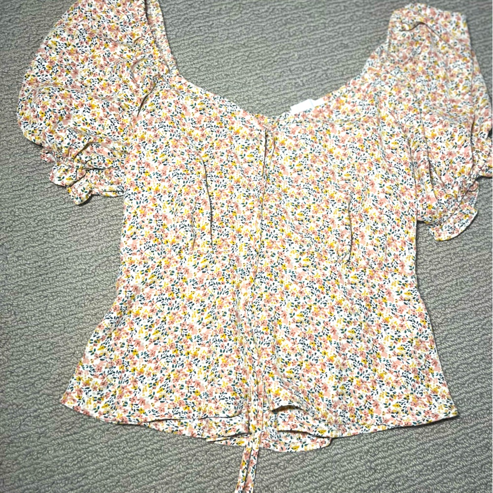 Very cute floral summer top!